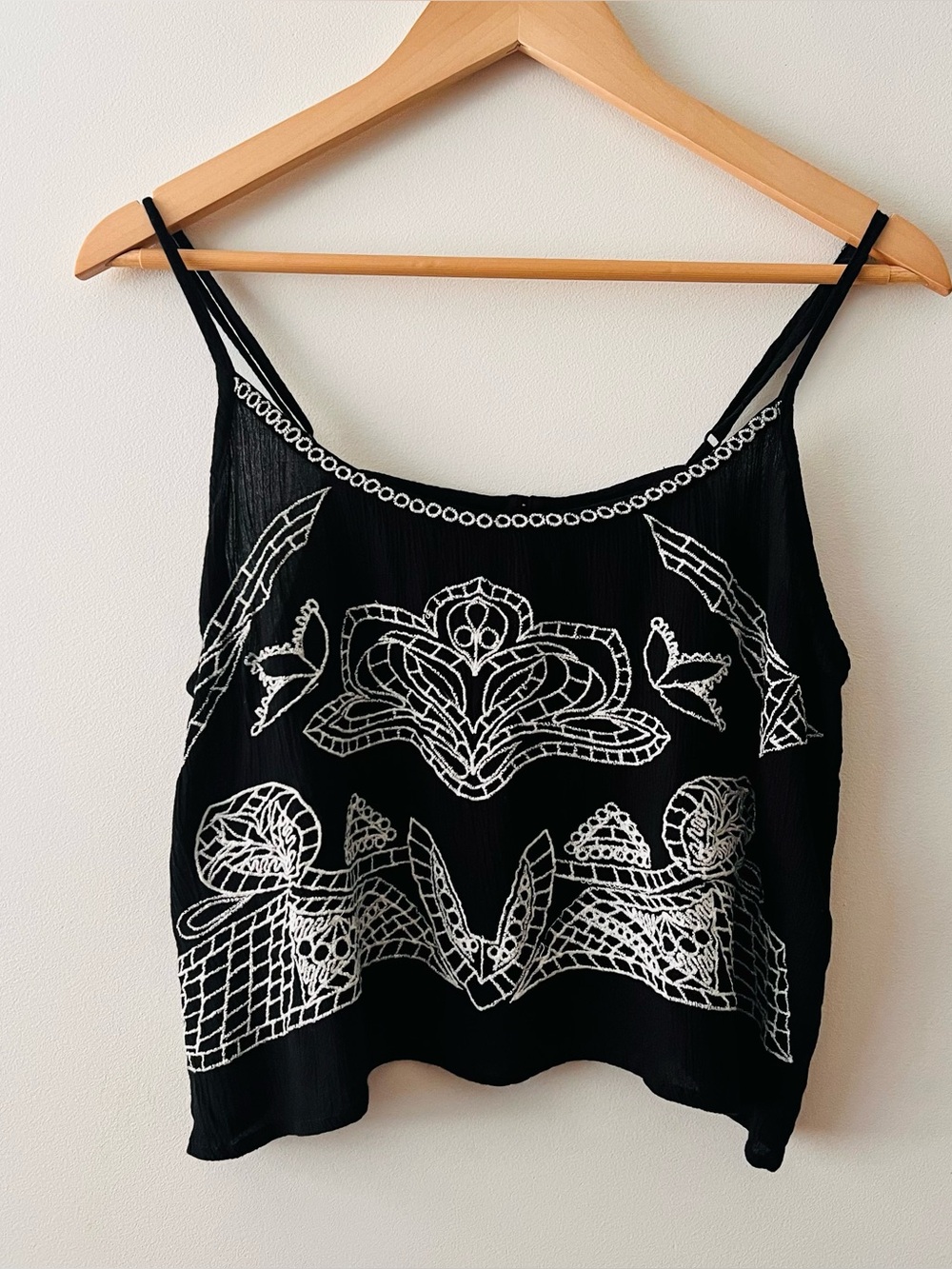 Wet Seal Black Cropped Tank Spaghetti Straps White Embroidered EUC M Boho Summer